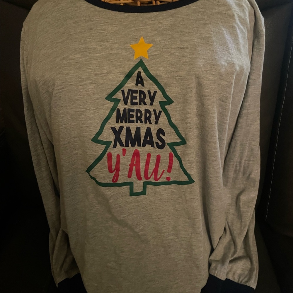 Merry Wear Women’s Gray Christmas Tree Graphic Pajama Top | Size Large